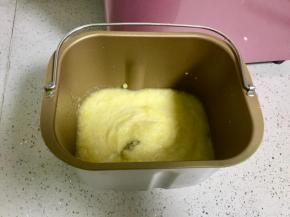 把菠萝苹果泥倒入面包桶