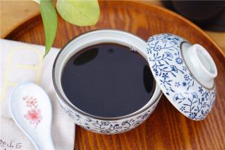 将药汁分成两份，早、晚各服一次，饮用前可加至温热，适当放些蜂蜜调味。