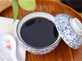 将药汁分成两份，早、晚各服一次，饮用前可加至温热，适当放些蜂蜜调味。