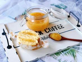 把三明治从中间切开，包上硅油纸，美美哒～