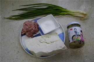 如图这款羹用到了老豆腐，鲜肉，六菌汤，生粉，香葱。