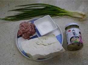 如图这款羹用到了老豆腐，鲜肉，六菌汤，生粉，香葱。