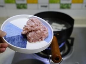 然后将肉末下锅，轻轻划至肉末松散。