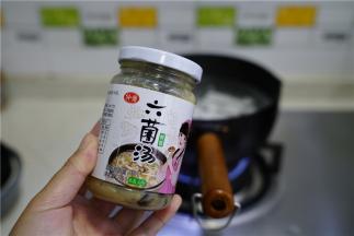 然后加入二茶匙的六菌汤提味增加口感。