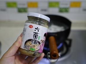 然后加入二茶匙的六菌汤提味增加口感。