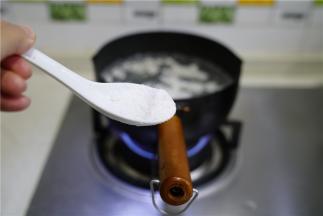 加入适量的细盐调味。