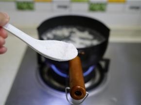 加入适量的细盐调味。