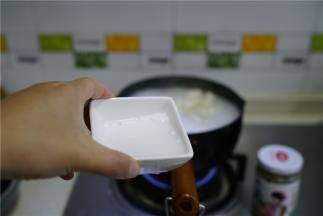 再慢慢加入勾芡水，稠度按个人喜好来调整。