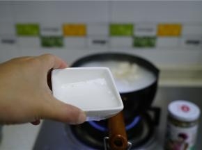 再慢慢加入勾芡水，稠度按个人喜好来调整。