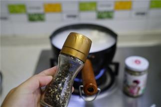 然后加入黑胡椒粉提口味。