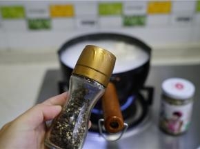 然后加入黑胡椒粉提口味。