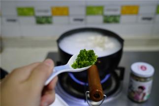 最后加入适量的葱花点缀一下就可以了。