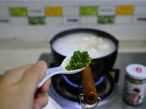 最后加入适量的葱花点缀一下就可以了。