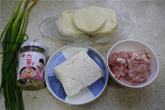 备好所用食材，我用到了豆腐，鲜肉，六菌汤，饺子皮。