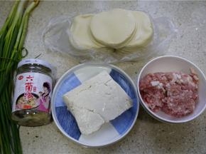 备好所用食材，我用到了豆腐，鲜肉，六菌汤，饺子皮。