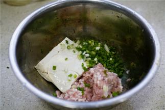 将豆腐肉末香葱调配在一起。