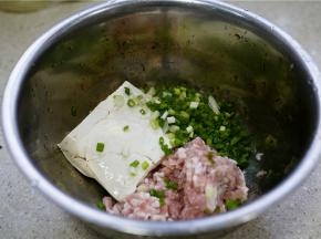 将豆腐肉末香葱调配在一起。