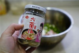 然后加入六菌汤一茶匙来调味。