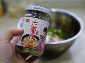 然后加入六菌汤一茶匙来调味。