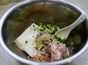 再加入细盐生抽及适量的玉米油。