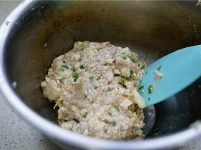 拌至食材融合提味就可以。