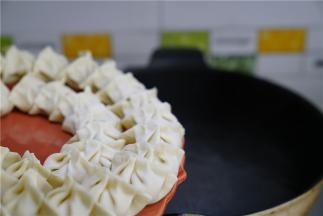 然后锅里加水煮开，将包好的饺子下锅，鲜饺子水开煮，冻饺子冷水下锅煮。