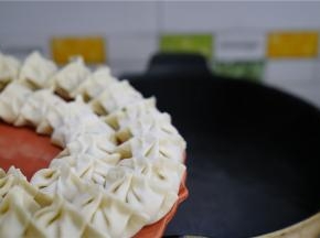 然后锅里加水煮开，将包好的饺子下锅，鲜饺子水开煮，冻饺子冷水下锅煮。