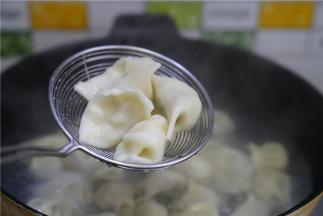 饺子煮好之后捞出。