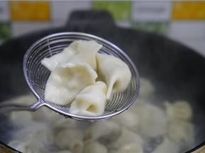 饺子煮好之后捞出。