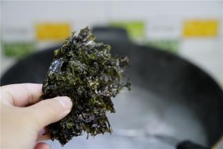 汤底不要错过 哦，配入一点紫菜。