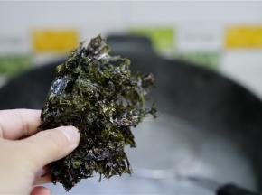 汤底不要错过 哦，配入一点紫菜。