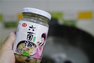 汤底不要错过 哦，配入一点紫菜。