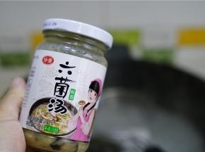 汤底不要错过 哦，配入一点紫菜。