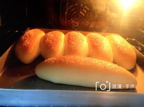 二发至两倍大，取出在表面喷水，撒上粗粒砂糖。这一步我忘记拍照了。