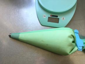 淡奶油加糖打发，装入裱花袋中，我用的多齿裱花嘴。面包晾凉后在中间用隔开，但不要隔断，挤入打发好的淡奶油即可。