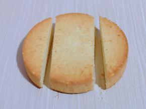 蛋糕胚凉后，两边切掉一样的大的半圆，做车的上半部分。