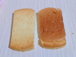 再将蛋糕胚车体部分切开，切两片。