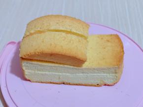 切下来的两个半圆，前面挡风玻璃再切掉一点，如图，放在蛋糕胚上面。