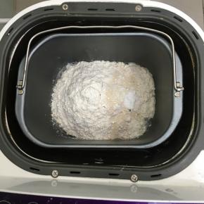 加入面粉和干酵母，启动揉面功能，时间10分钟。