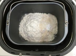 加入面粉和干酵母，启动揉面功能，时间10分钟。