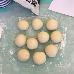 揉好的面团平均分成10份，搓圆备用。