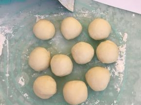 揉好的面团平均分成10份，搓圆备用。