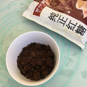 取一个小碗，称量好70克甘汁园红糖。