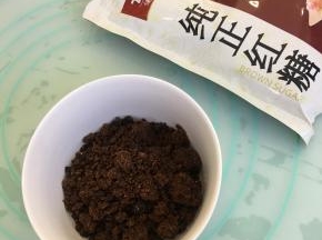 取一个小碗，称量好70克甘汁园红糖。