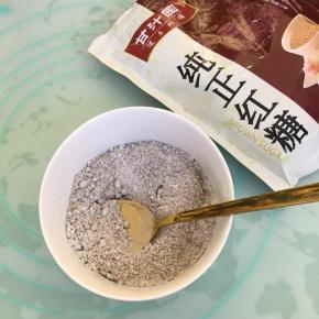 加入25克中筋面粉，用勺子拌匀备用。