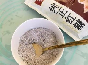 加入25克中筋面粉，用勺子拌匀备用。