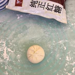 像包包子一样包好，捏紧收口。