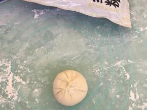 像包包子一样包好，捏紧收口。