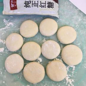 同样方法做好其他面团。