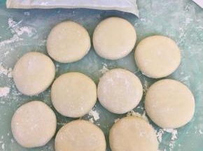 同样方法做好其他面团。